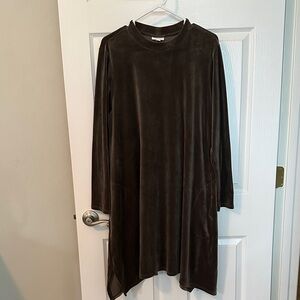 J JILL pureJill knee length velour dress with side pockets.